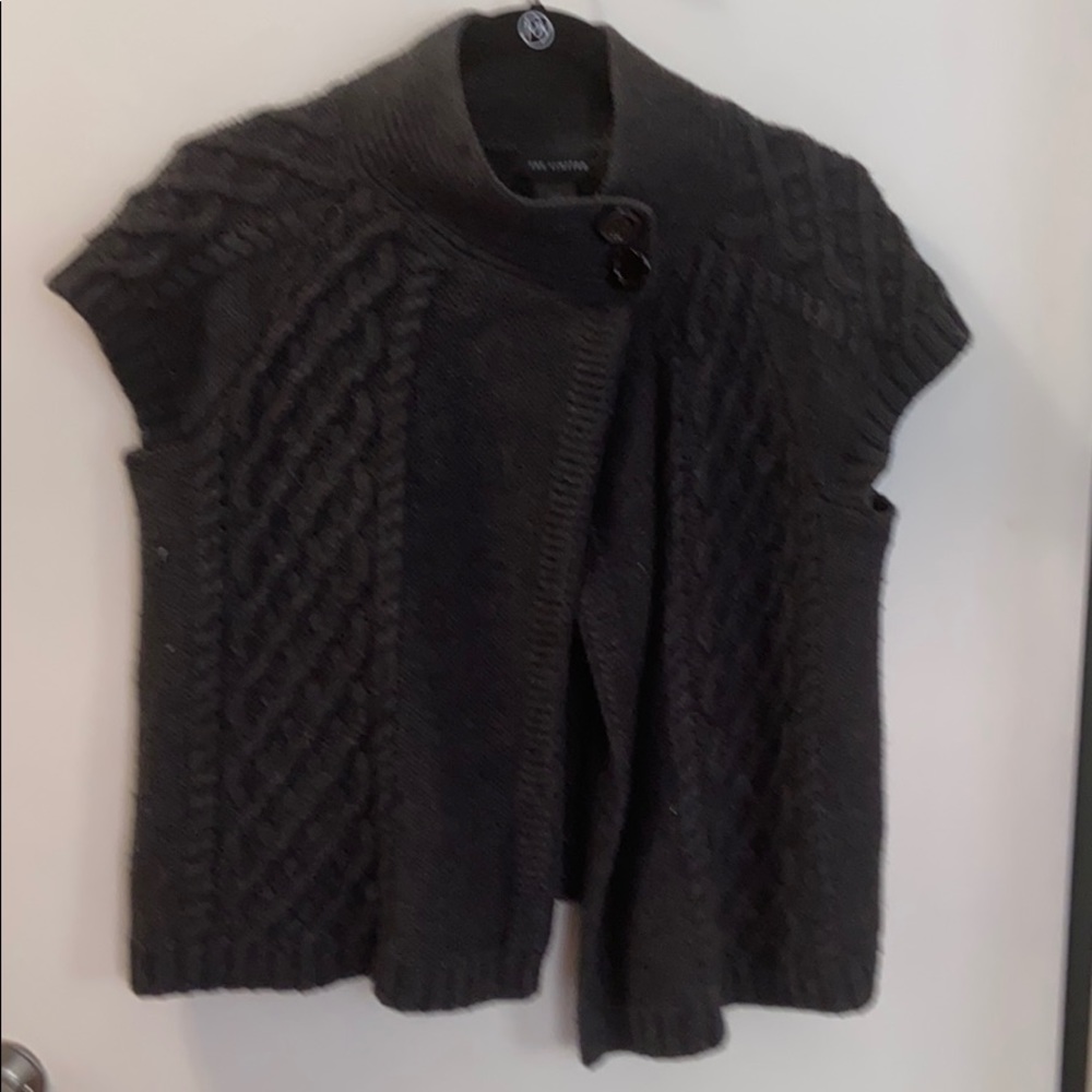 Sleeveless top button sweater